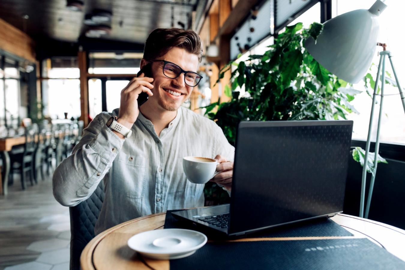 Teilnehmer arbeitet konzentriert an SEO-Analyse mit mehreren Bildschirmen und Datenvisualisierungen