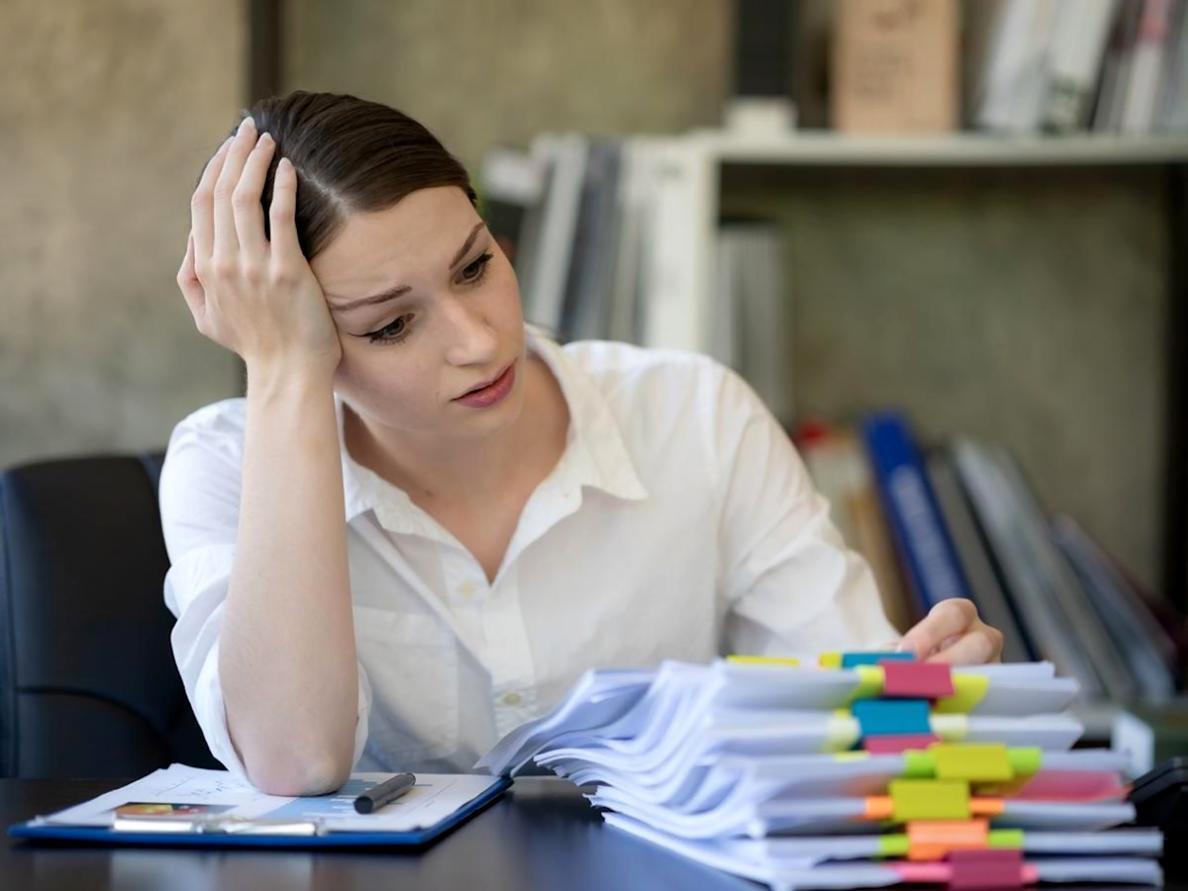 Arbeitsbereich mit Laptop, Notizen und Wireframe-Skizzen für Content-Strategie-Entwicklung